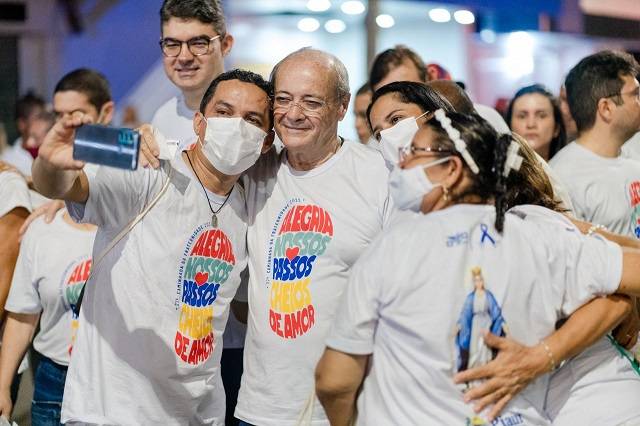 Pré-candidato a governador Sílvio Mendes é abraçado durante a caminhada